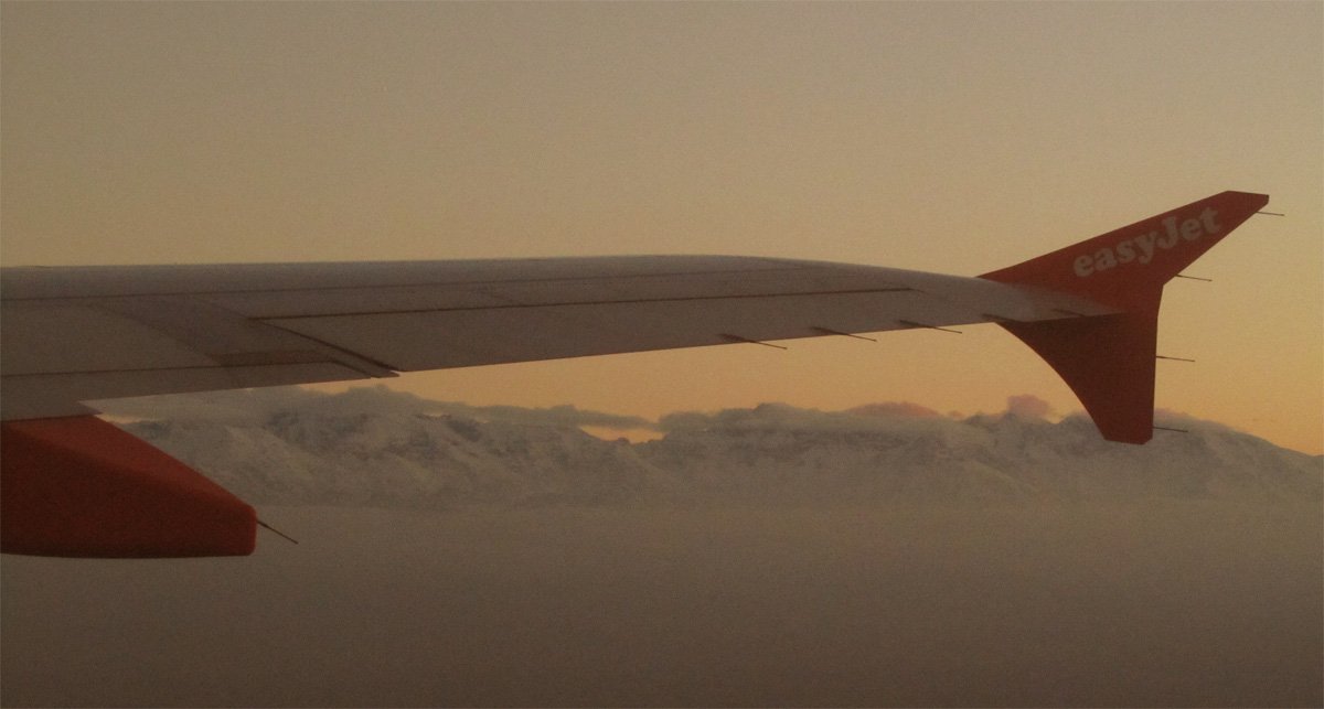 Blick aus dem Flugzeug bei einem Billigflug nach Marokko