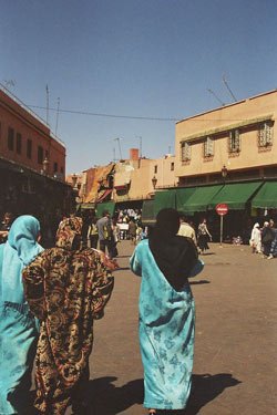 Foto von verschleierten Frauen in der Medina von Marrakesch (Marokko)