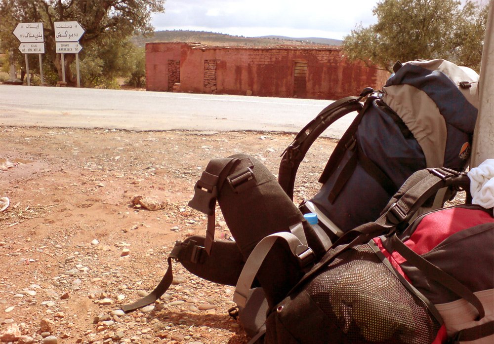 Rucksäcke an der Straße beim Backpacking in Marokko