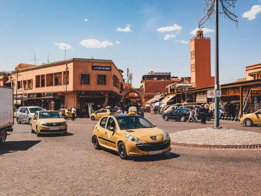 Petit Taxis am Rand der Medina von Marrakesch / Marokko