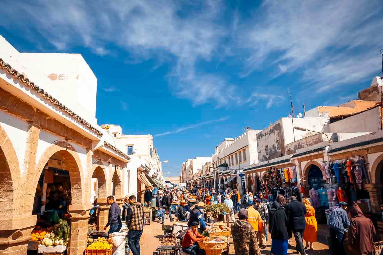 Volle Straße in einer Medina in Marokko