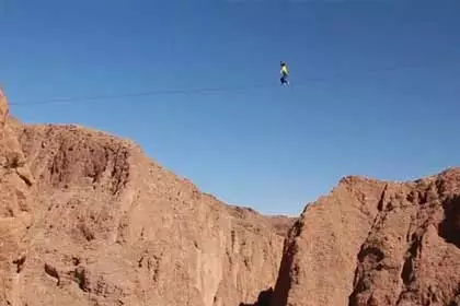 Slacklining über der Todra-Schlucht