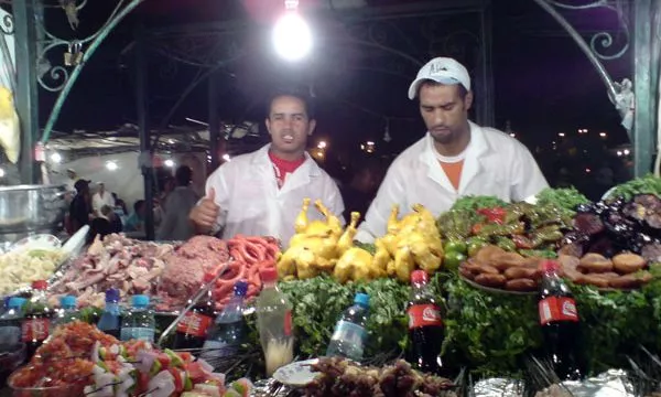 Abends präsentiert sich hier die kulinarische Vielfalt Marokkos auf einzigartige Weise