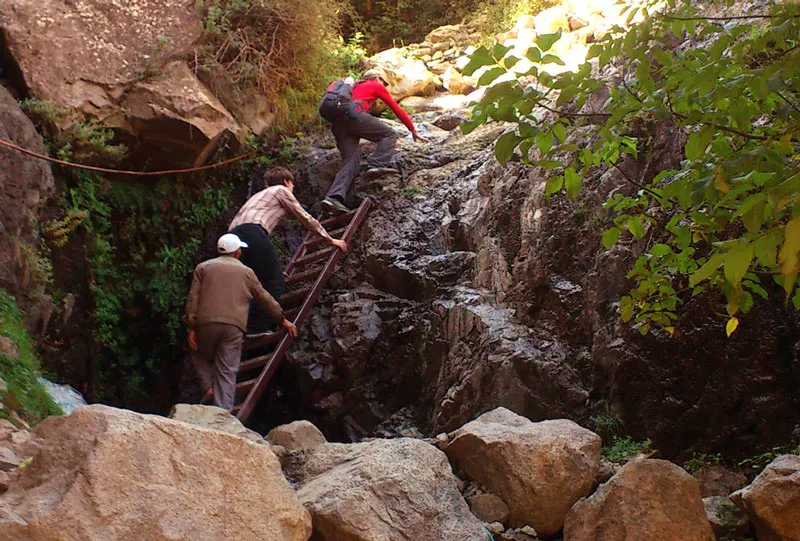 Über sieben Stufen fließt das Wasser den Berg hinab