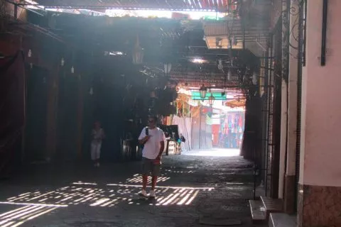 Leere Gasse während des Ramadan in Marrakesch