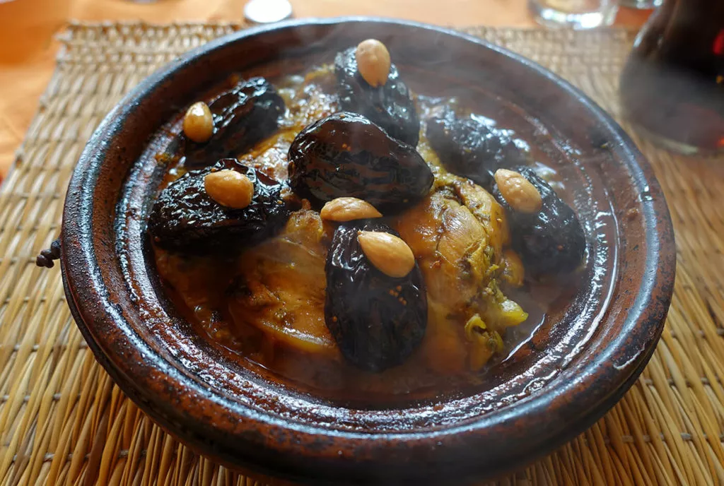 Tajine mit Huhn, Pflaumen und Mandeln