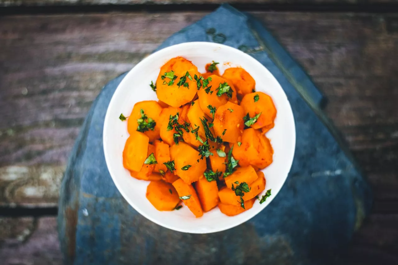 Karamellisierte marokkanische Möhren mit Paprika und Knoblauch (Hezzu M’Schermel)