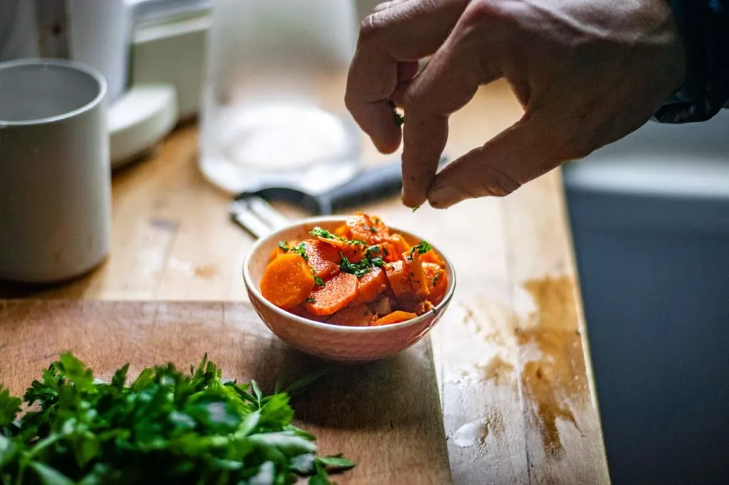 Karamellisierte marokkanische Möhren mit Knoblauch und Paprika